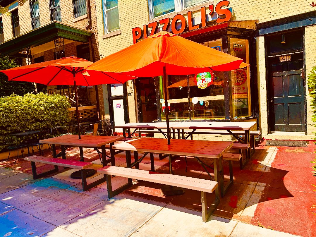 Pizzolis outdoor patio