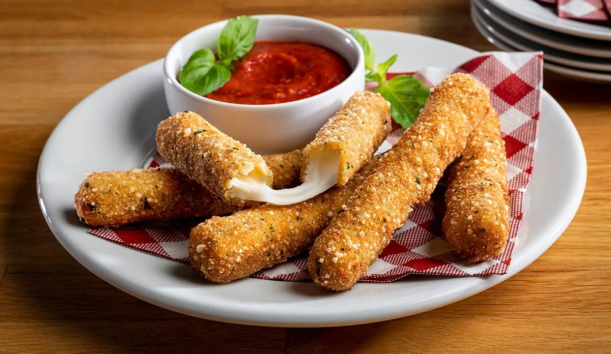 Crispy mozzarella sticks with marinara sauce